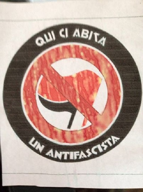 Pavia, adesivi su porta di casa: "Qui ci abita un antifascista"