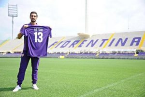Davide Astori è morto, tifosi Fiorentina davanti allo Stadio Franchi