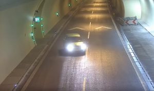 Manovra folle dell'automobilista: inversione a U nel tunnel a due corsie