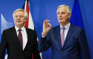 Brexit, Barnier e Davis firmano accordo per transizione fino al 2020