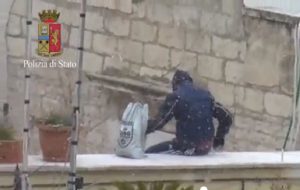 Bitonto (Bari): 14enne scappa sui tetti innevati col borsone pieno di droga 