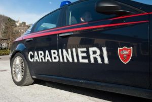 Milano, ruba auto e causa incidente: pirata della strada uccide donna e fugge nei campi