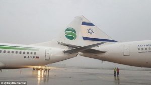 YOUTUBE Tel Aviv, scontro in pista tra 2 aerei di linea all'aeroporto Ben Gurion 03
