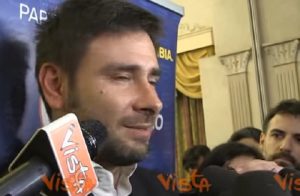 YOUTUBE Alessandro Di Battista: "Renzi arrogante. Pur di non dimettersi frantuma il Pd"