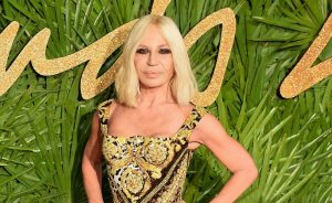 Donatella Versace bandisce pellicce: "Basta uccidere animali per fare moda"