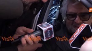 Beppe Grillo ai giornalisti a Roma: "Salvini quando dice una cosa la mantiene"