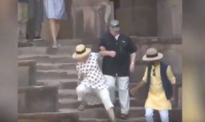 Hillary Clinton scivola per ben due volte sulle scale