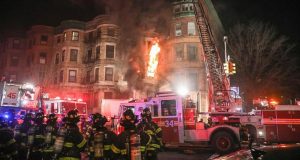 Incendio sul set del film di Bruce Willis ad Harlem: muore un vigile del fuoco
