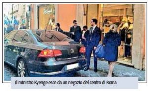 Cecile Kyenge, shopping con l'auto blu