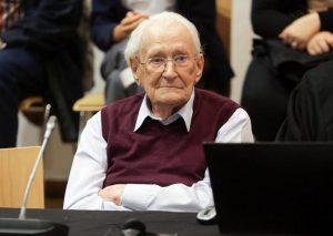 Oskar Groening, morto l'ex SS detto "il contabile" di Auschwitz: aveva 96 anni