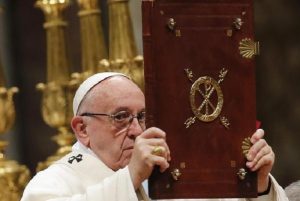 Papa Francesco, monito ai preti: messa deve essere gratis. Ma il mercato (nero?) continua