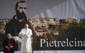 Papa Francesco a Pietrelcina per Padre Pio rompe il protocollo e cammina a piedi tra i fedeli
