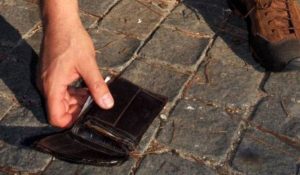 Un uomo ha trovato un portafogli con mille euro e lo ha restituito