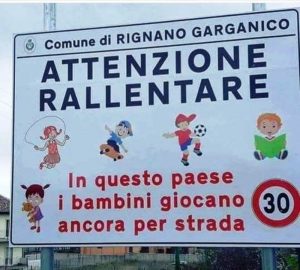 Cartellone a Rignano Garganico: "Rallentare. Qui i bambini giocano ancora per strada"