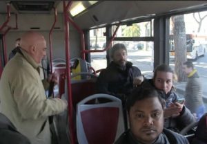 Roberto Fico seduto a bordo del bus 