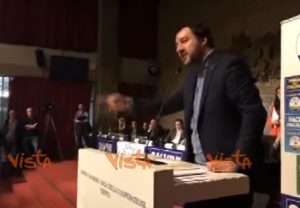 Salvini parla comizio Trento: aggressore Milano clandestino