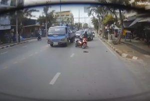 Guarda il cellulare e guida lo scooter: finisce malissimo