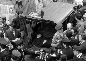 Il ritrovamento del corpo di Aldo Moro in via Caetani a Roma (foto Ansa)