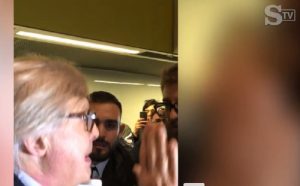 Vittorio Sgarbi, rissa con Le Iene: calci, urla e schiaffi per un conto non pagato VIDEO