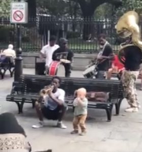 Bimbo di due anni "suona" la tromba insieme alla band jazz