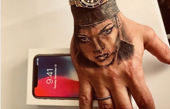 Il nuovo tatuaggio di Fabrizio Corona: il volto di Silvia Provvedi sulla mano