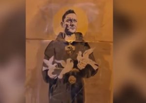 YOUTUBE Francesco Totti versione San Francesco: murales in centro a Roma