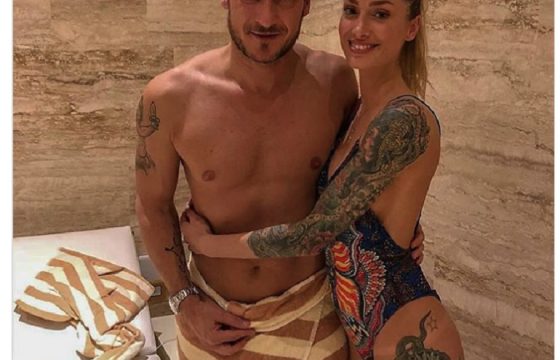 Francesco Totti e la foto alle terme con la bella ragazza tatuata