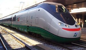 Lancio di sassi contro i treni regionali a Milano