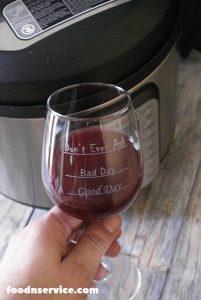 La ricetta per fare il vino rosso in casa: zucchero, pentola a pressione, lievito e succo d'uva