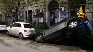 Roma, voragine si apre e inghiotte auto sulla circonvallazione Gianicolense