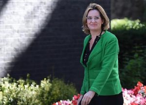 Amber Rudd, il ministro degli Interni britannico nella tempesta per aver ridotto il numero di poliziotti