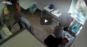 Gavirate, educatrice di un asilo nido privato lancia una ciabatta contro un bimbo VIDEO