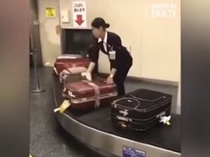 Aeroporto Giappone, gli addetti trattano i bagagli così