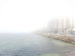 Bari, nebbia sul lungomare