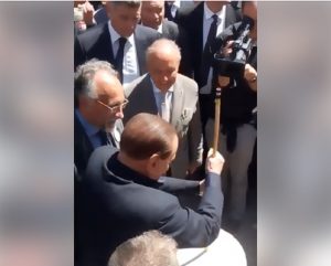 Berlusconi suona con gruppo folkloristico