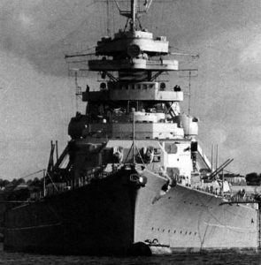 Bismarck, l'affondamento della nave nazista. Le foto dei marinai tedeschi in mare
