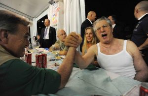 Matteo Salvini paparazzato a Ischia: boxer attillati, ma senza canottiera alla Bossi