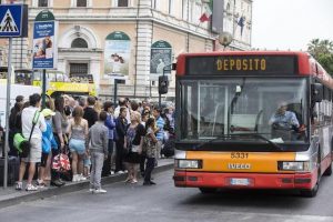 Roma, un terzo in meno di multe in meno sui bus. Ma i controllori sono il doppio di quelli di Milano