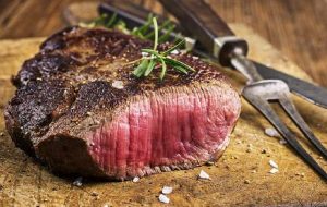 Carne rossa, meno rischio cancro se ne mangi poca  