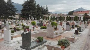 Ancona, non aggiornano orario cimitero: visitatori chiusi dentro