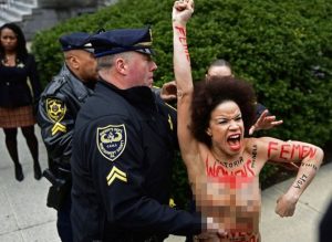 Nicole Rochelle a seno nudo ha protestato contro Bill Cosby