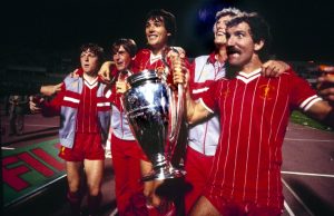 alglish (secondo da sinistra) al Liverpool nel 1984, mentre festeggia assieme ai connazionali Nicol, Hansen, Gillespie e Souness la vittoria in Coppa dei Campioni (foto Wikipedia)