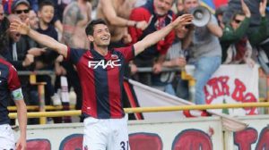 Dzemaili, momenti di tensione: tre tifosi del Bologna provano a dargli un pugno