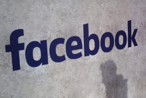 Vittorino Andreoli: "Facebook è per le persone frustrate. Andrebbe chiuso" (foto Ansa)
