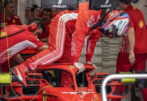 Ferrari si ritira da F1 Bahrain: Raikkonen investe meccanico al box