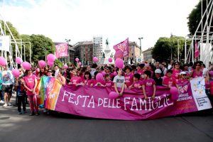 Il caso dell'asilo di Roma. Genitori gay sì, gay contro mamma e papà no