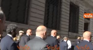 Roberto Fico fermato da un passante che gli dice "forza Napoli". Lui: "Difficile non rispondere" VIDEO