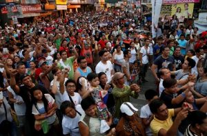 Filippine, il rito di tenere le rotule dei defunti in bocca