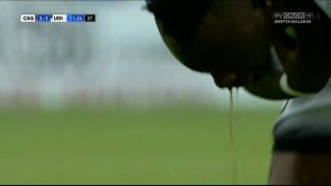 Fofana vomita in campo (FOTO) durante Cagliari-Udinese 2-1