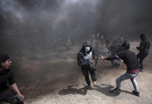Palestinesi protestano contro Israele